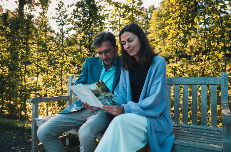 Couple regardant une brochure assis sur un un banc