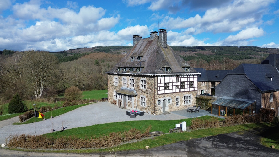 Eine Luftaufnahme des Hauses und seiner Umgebung