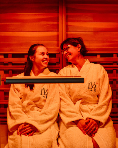 Agathe et Sophie dans le sauna