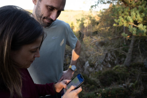 Photo de deux personne regardant un plan sur un téléphone