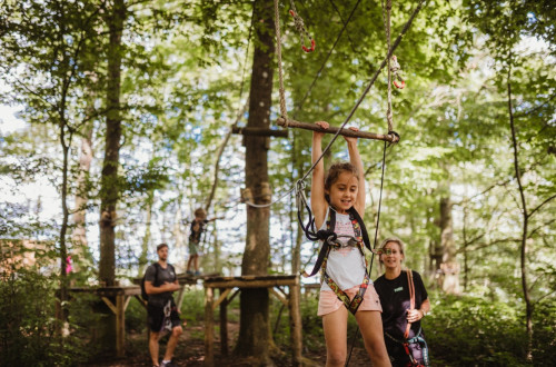 Photo d'une enfant à l'accrobranche