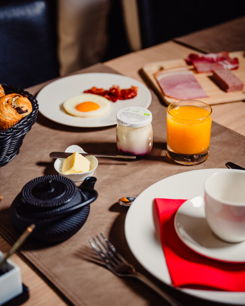 Une table de petit-déjeuner bien dressée
